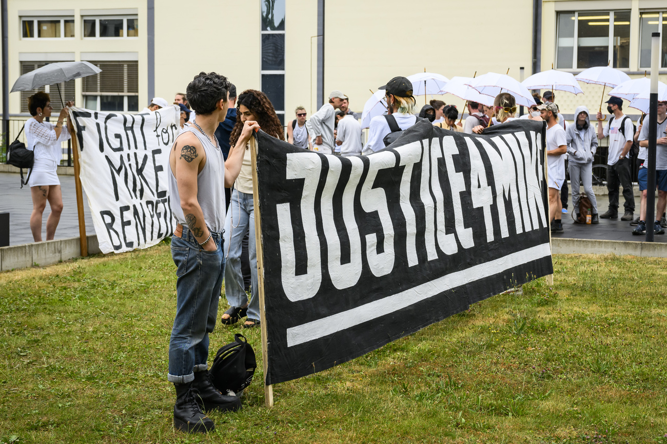 Manifestazione all esterno dell aula penale.