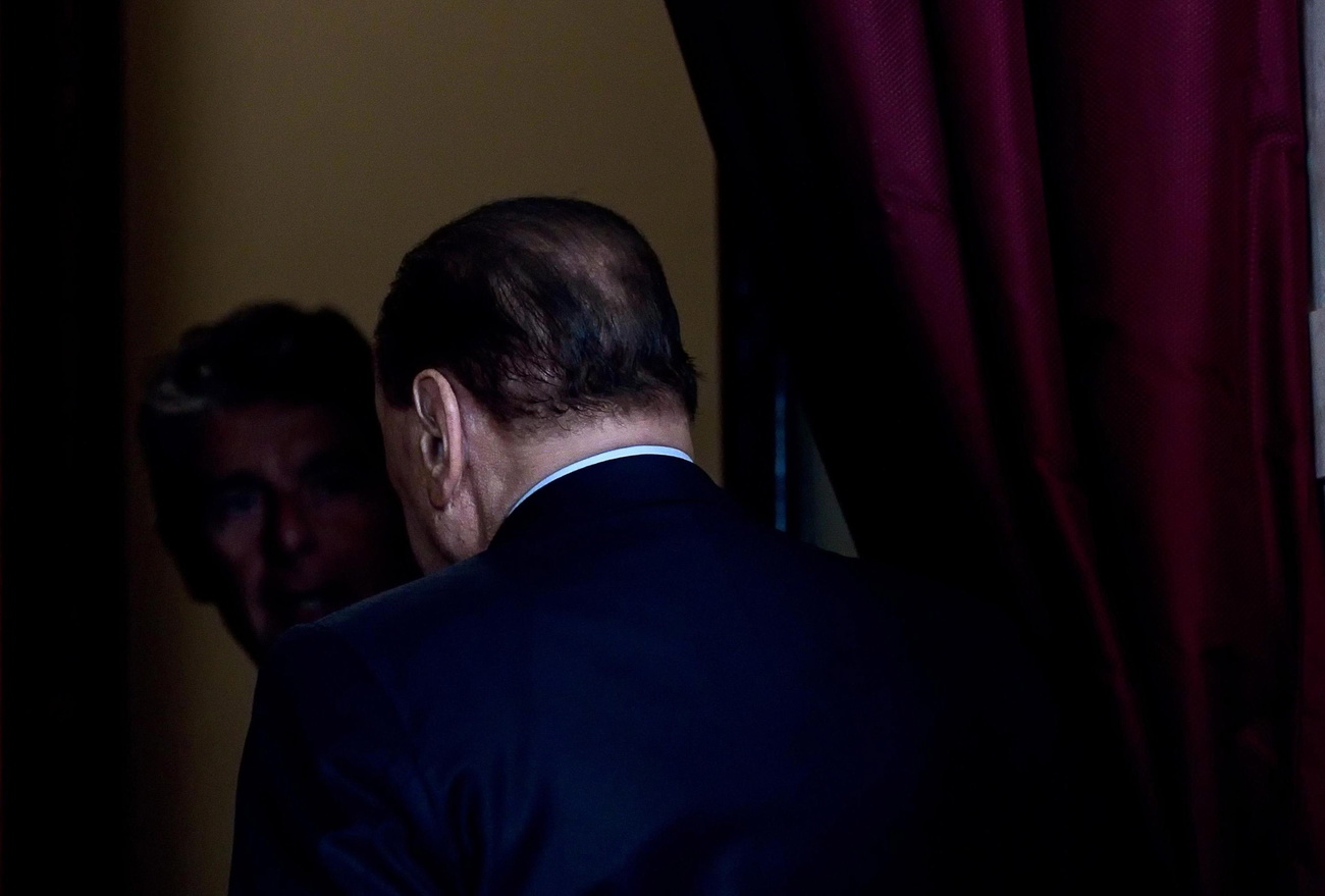berlusconi di schiena
