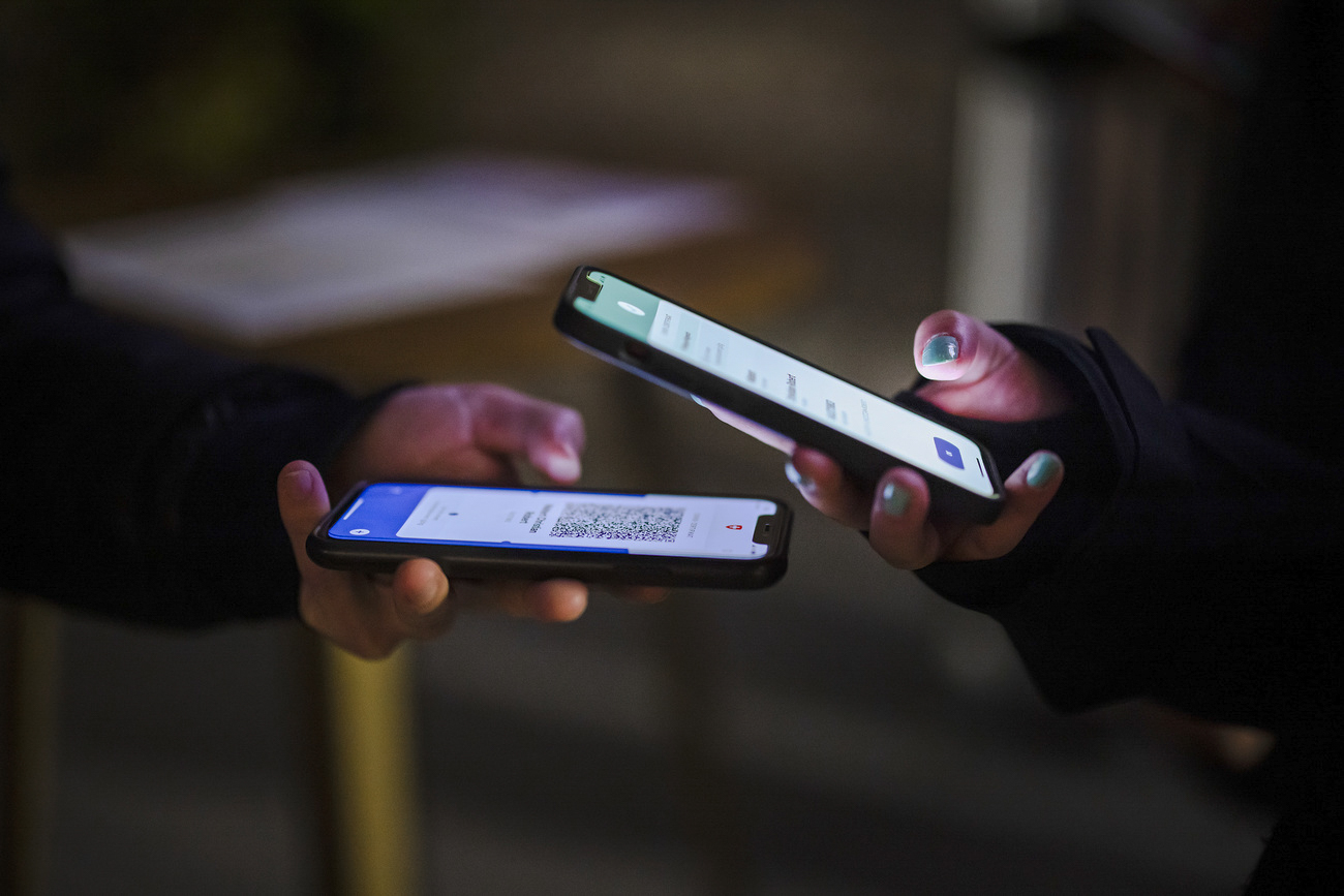 Des téléphones portables pour tracer les cas contacts Covid