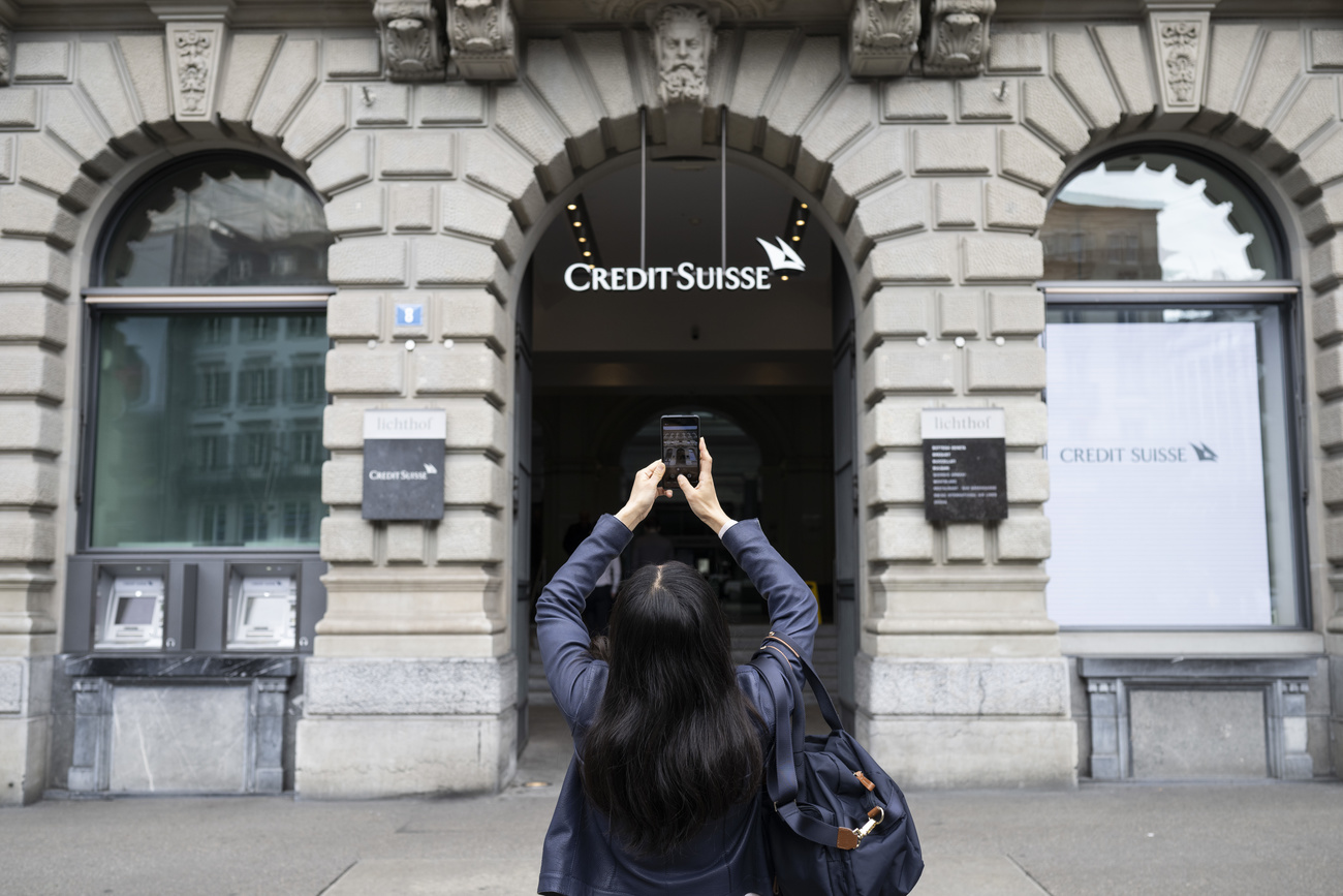 Frau fotografiert CS-Logo