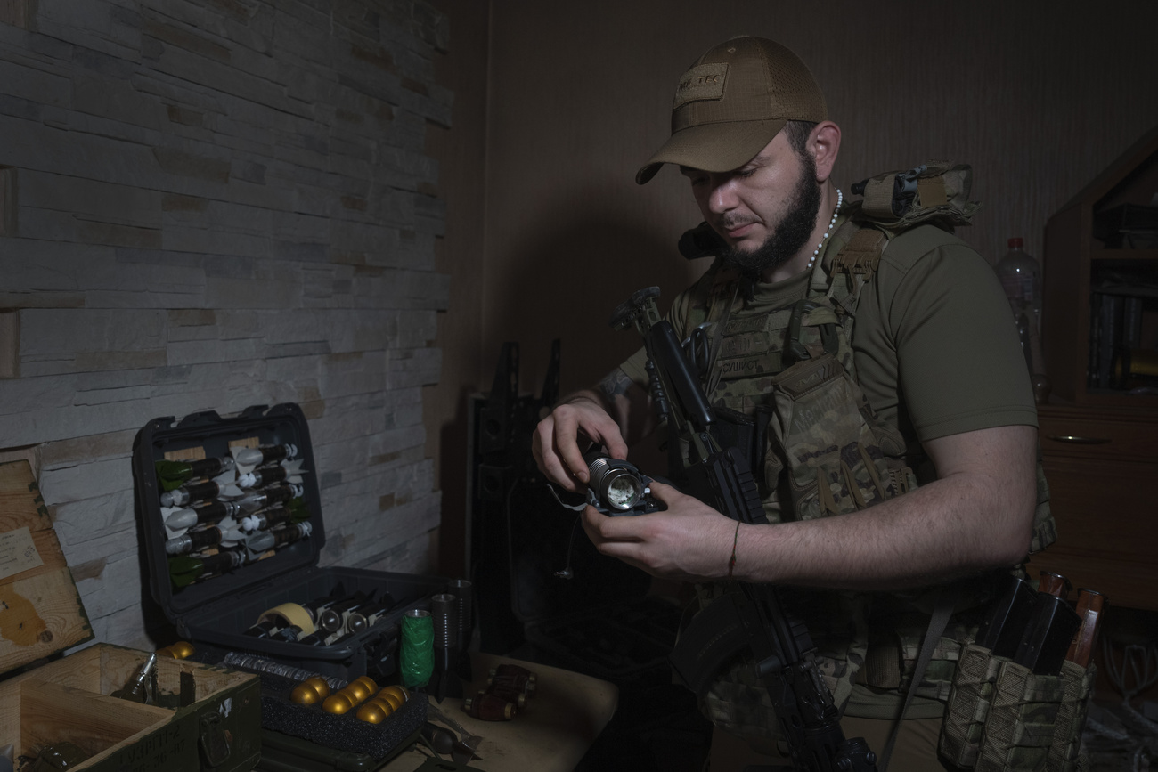 Foto de un soldado ucraniano preparando municiones