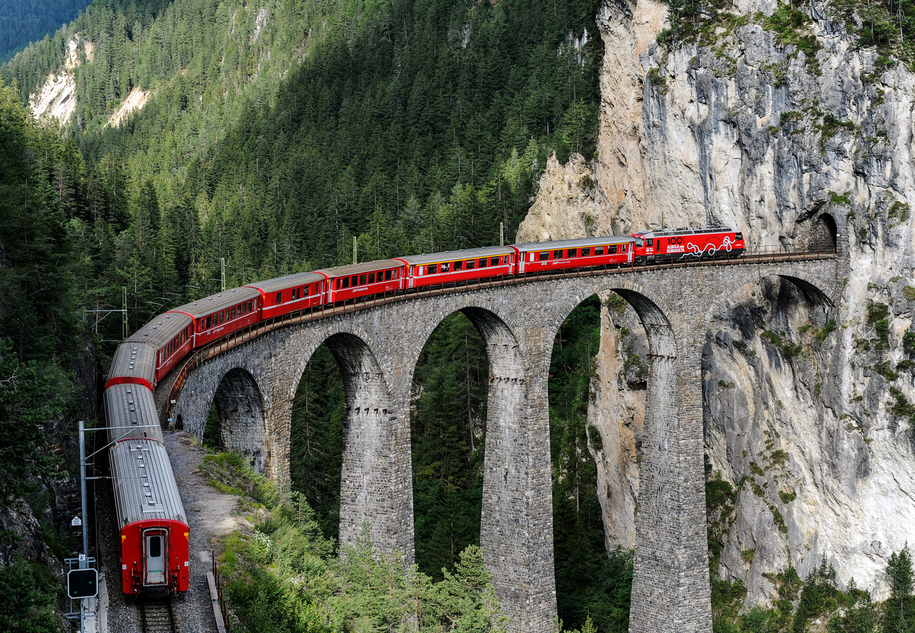 雷蒂亚铁路在瑞士东部的贝尔金设置了节日区域，并提供阿尔布拉铁路博物馆的免费门票。游客甚至还能乘坐具有历史意义的老列车。