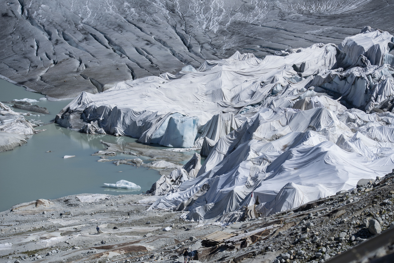 un glacier recouvert de protections pour l empêcher de fondre