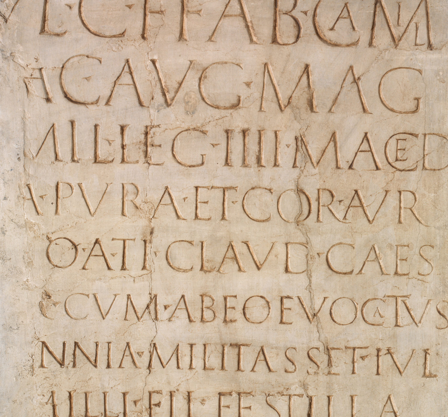 Inscription latine sur du marbre
