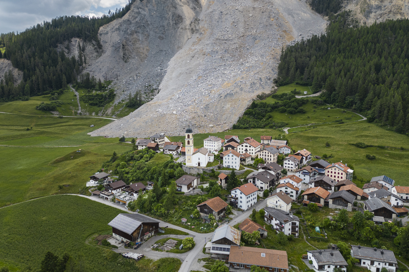 Un desprendimiento de rocas no alcanza por poco un pueblo suizo en Brienz/Brinzauls.