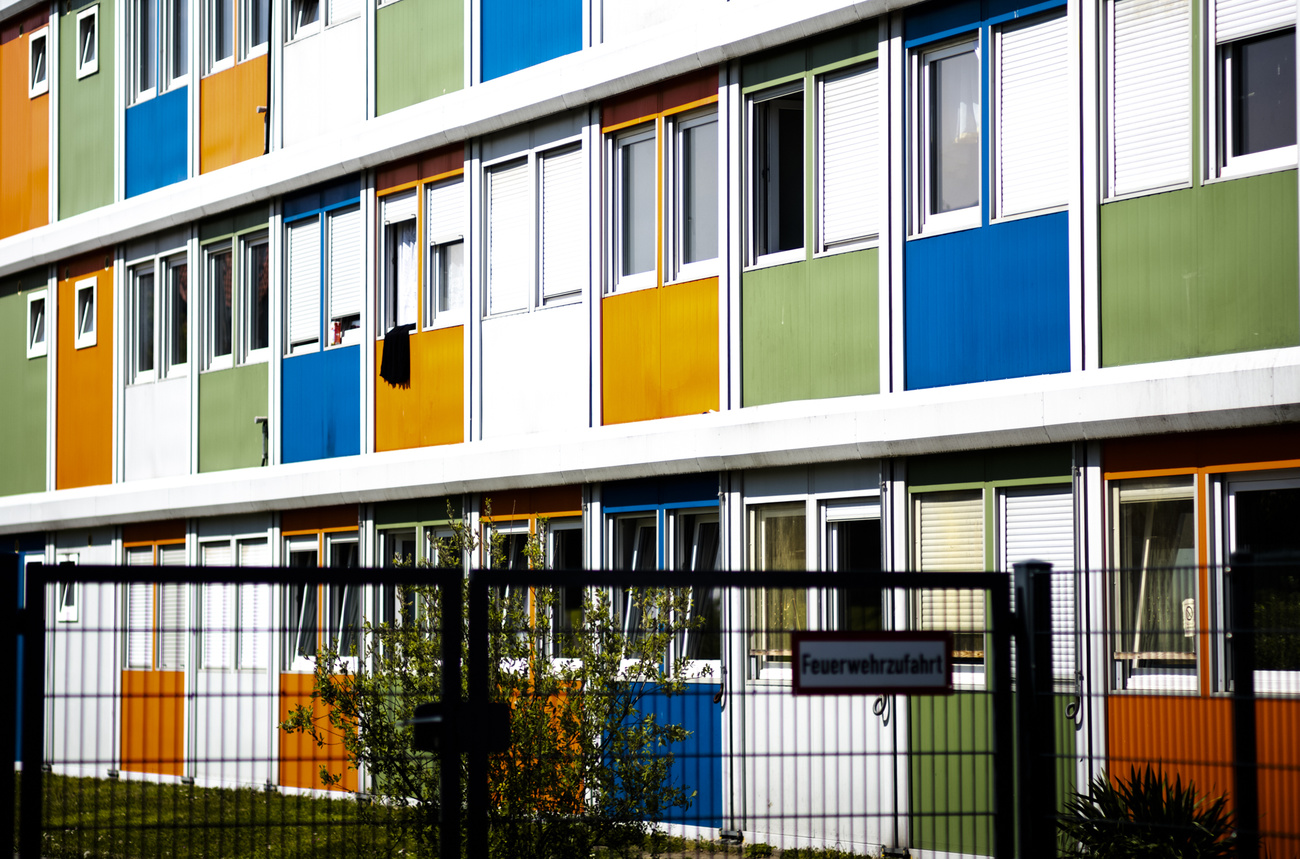 難民申請者の一時保護施設として設けられた色とりどりのコンテナ。ドイツ・ベルリンで撮影