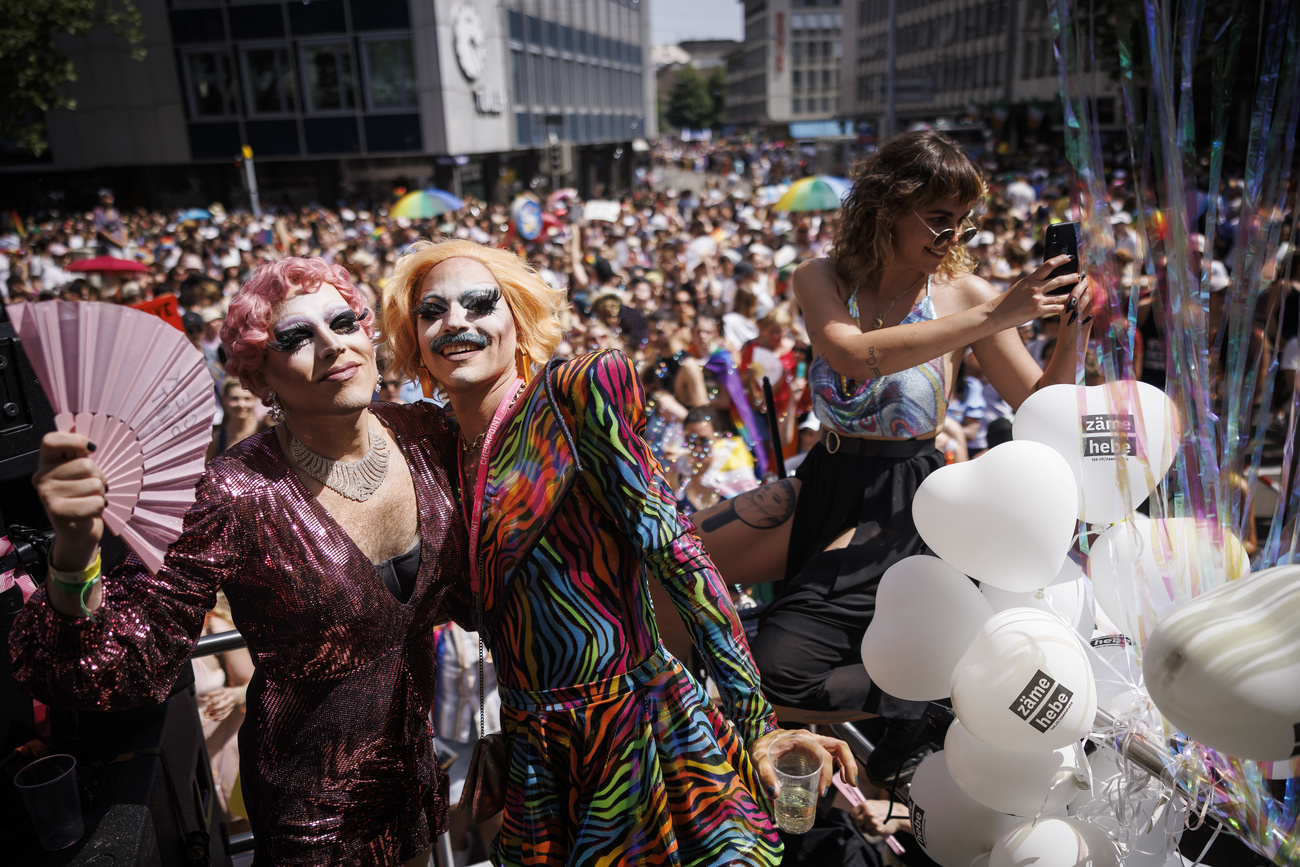2022年6月のチューリヒ・プライド。LGBTQIの人たちが権利向上を訴える国内最大のイベントだが、開催月の6月はヘイトクライムの報告件数が最も多くなる
