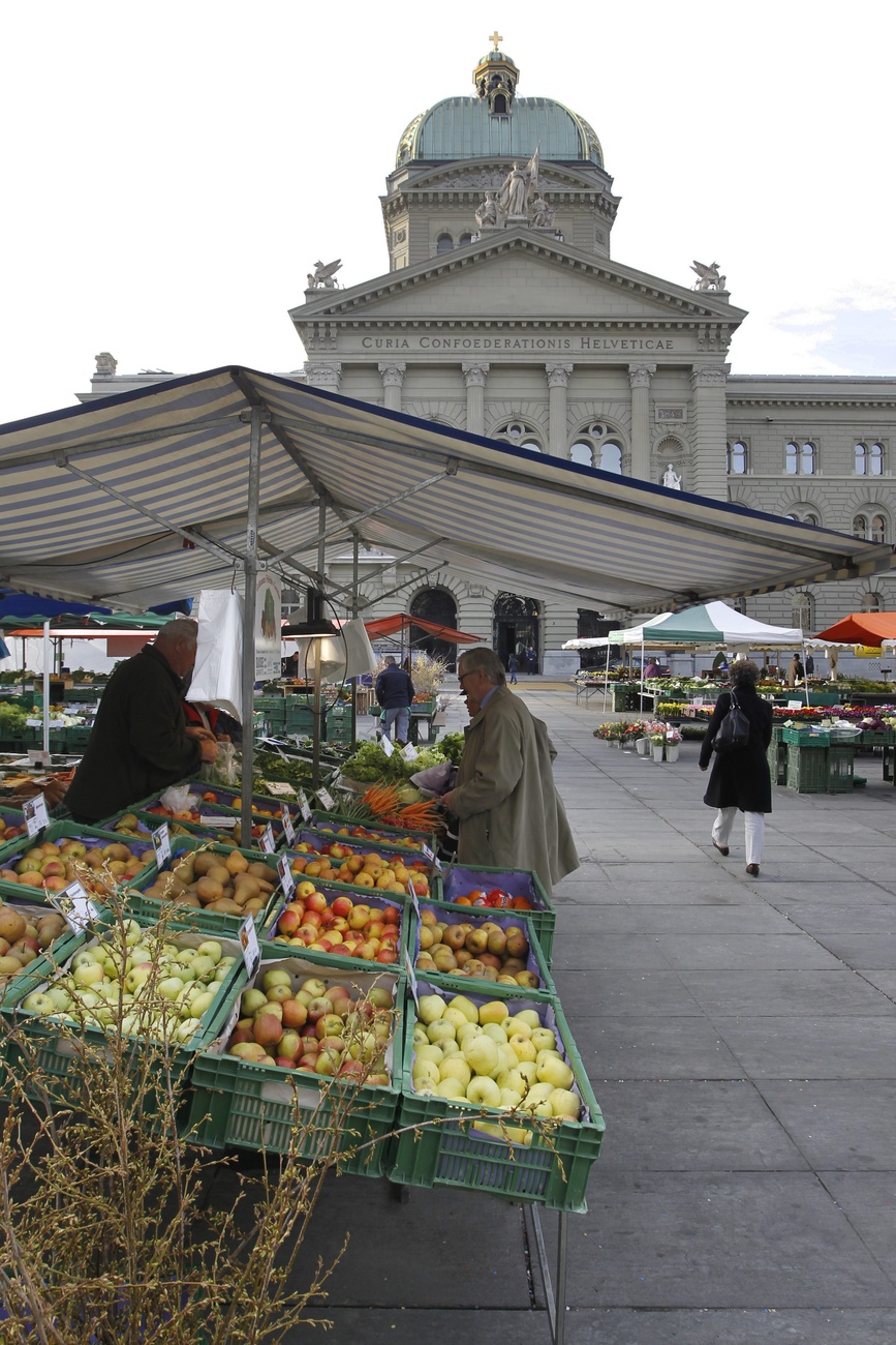 Mercato alimentare sulla piazza Federale di Berna.