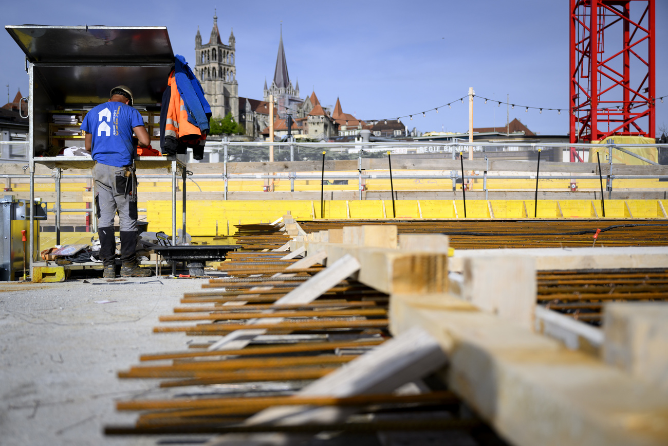 un travailleur sur un chantier