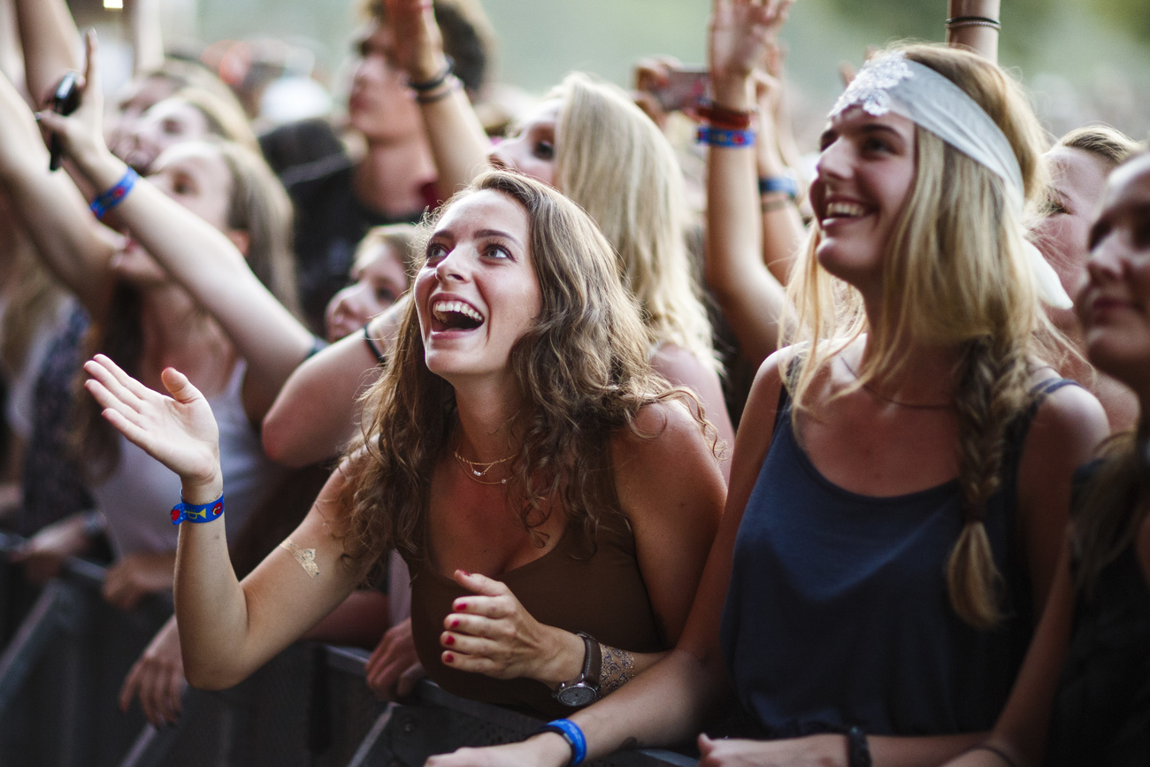 Junge Frauen an einem Open-Air-Konzert