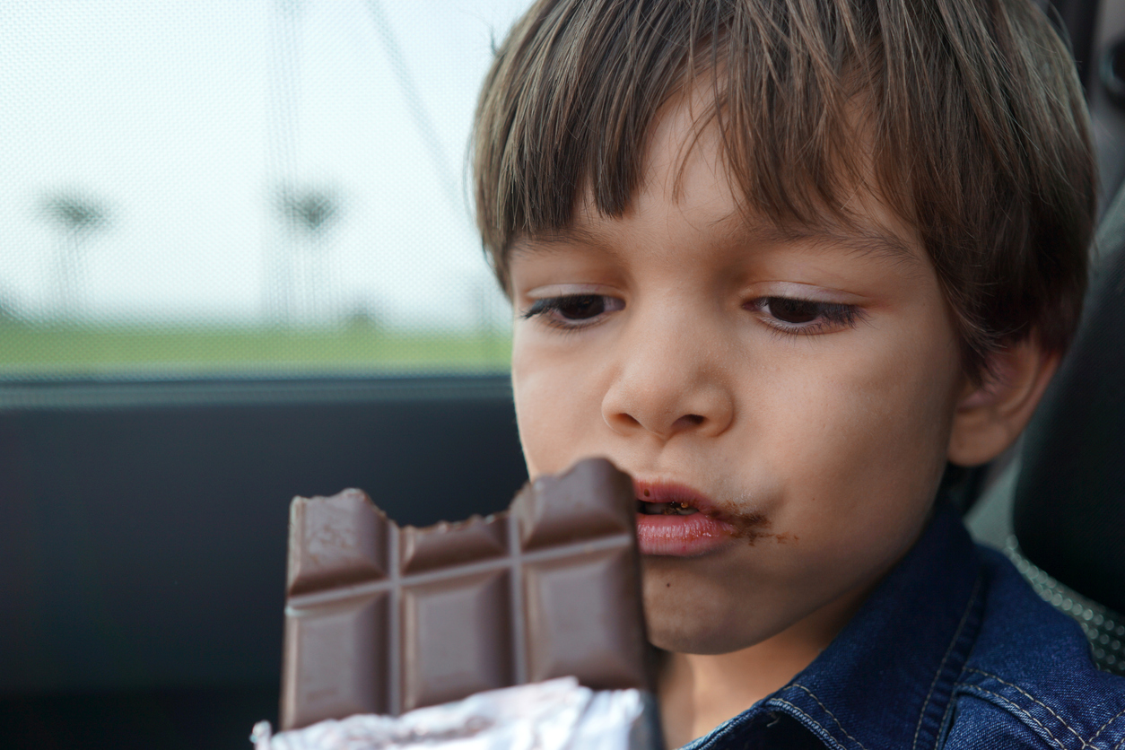 Junge, der Schokolade isst.