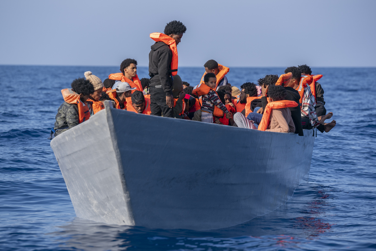 barca con migranti in mezzo al mare