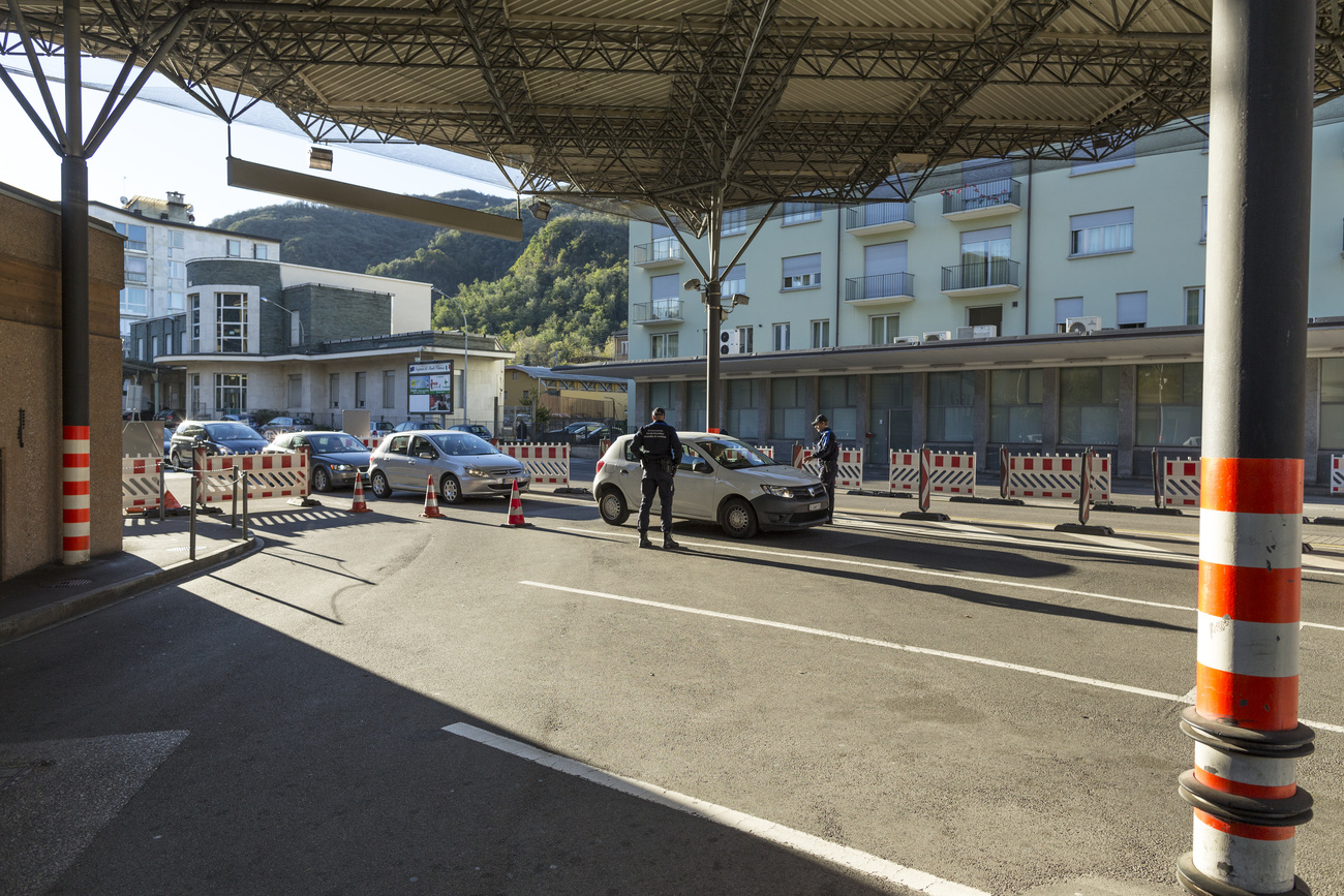 Auto in coda al valico doganale di Ponte Chiasso.