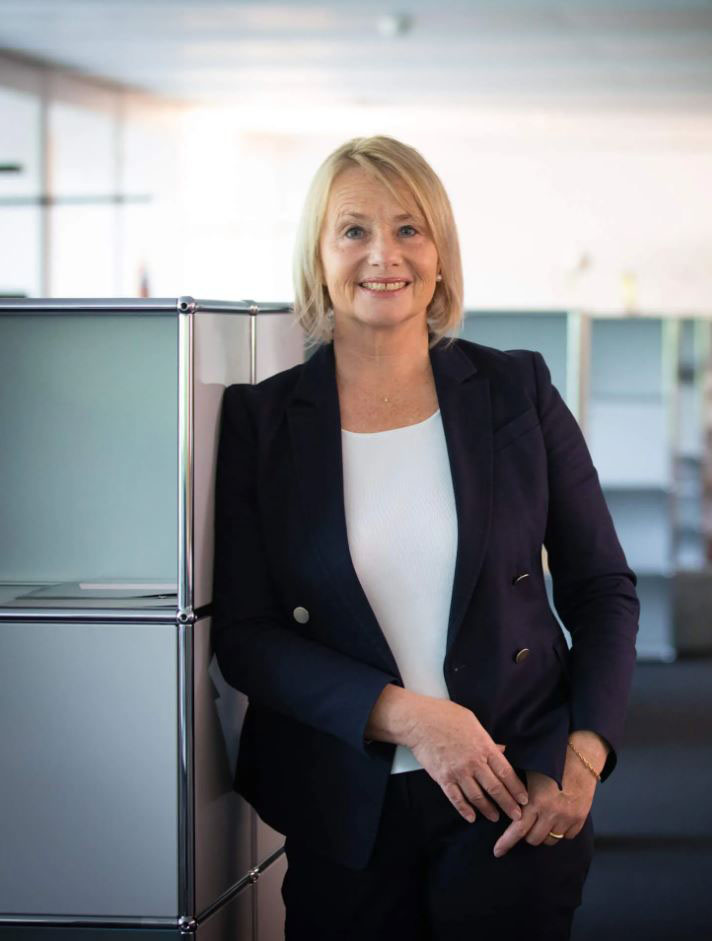 Elisabeth Schneider-Schneiter in an office.