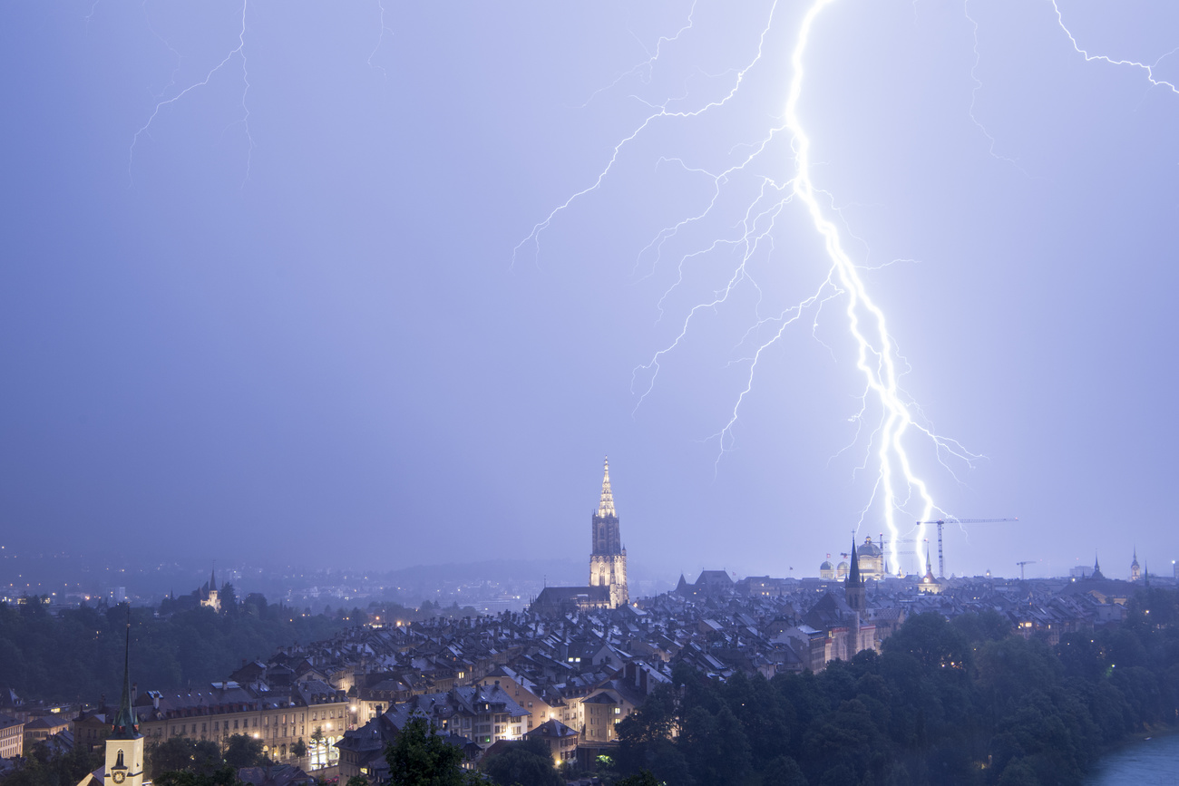Un fulmine sopra la città di Berna