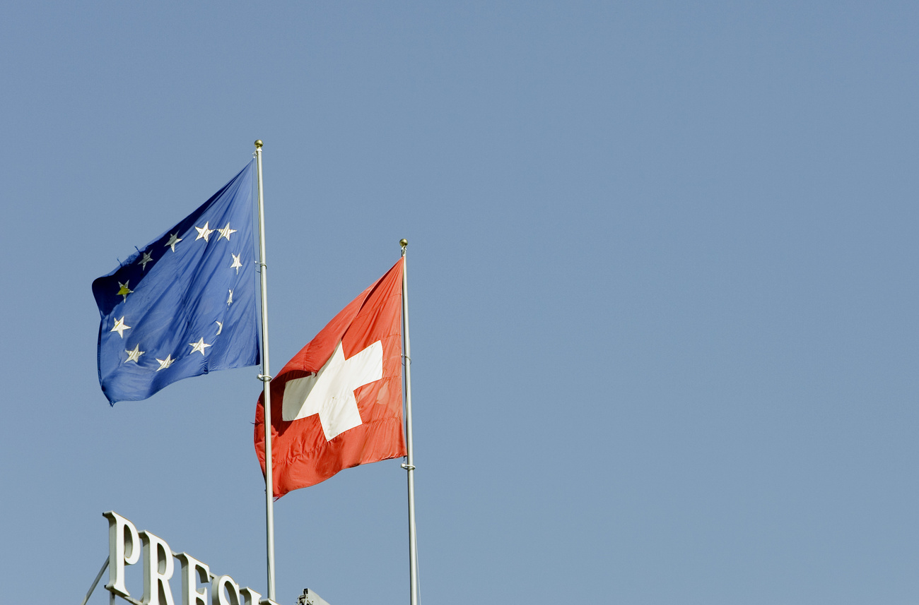 Banderas de la UE y de Suiza