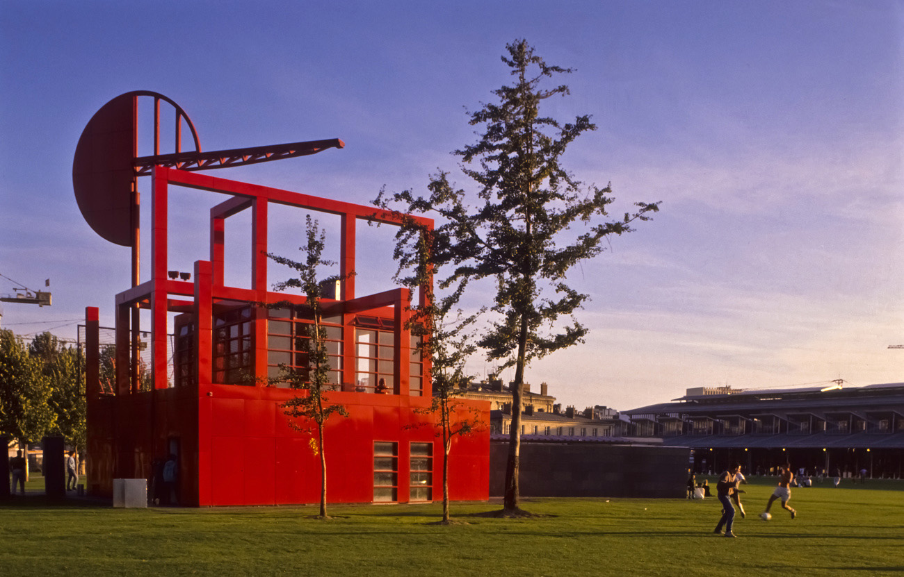 公園に置かれた赤い構造物