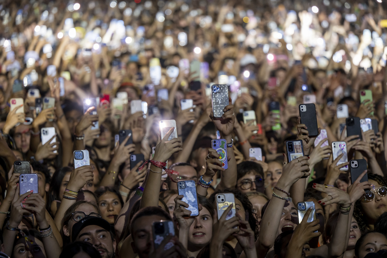 Paleo audience with phones