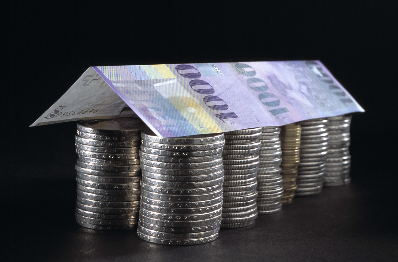 Una banconota da 1 000 franchi e monete da cinque.