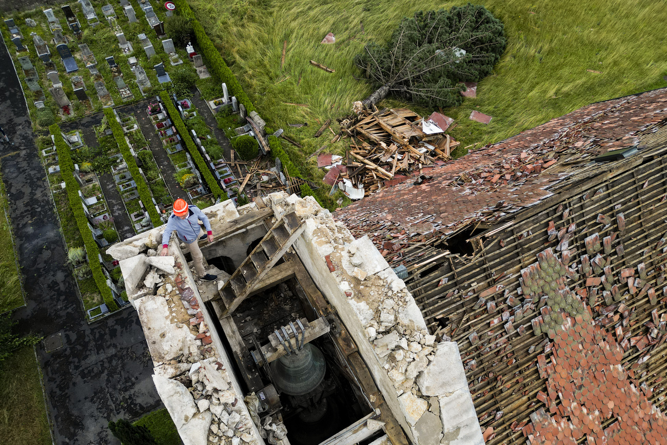 Der Sturm in La Chaux-de-Fonds hat viele Dächer abgedeckt, auch jenes der Kirche. Der Kirchturm ist ebenfalls zerstört.
