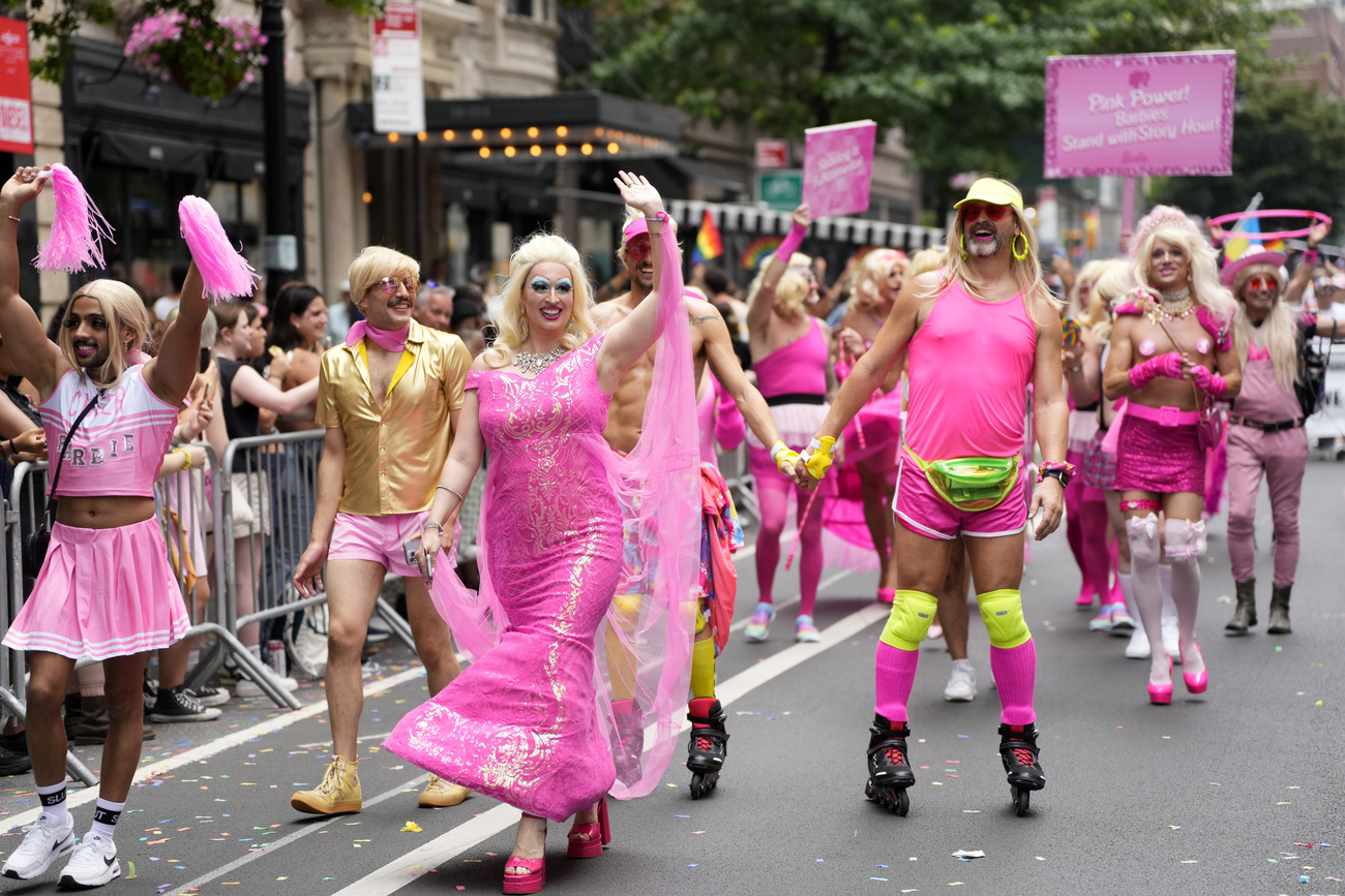 ピンクを着て歩くプライドパレードの参加者