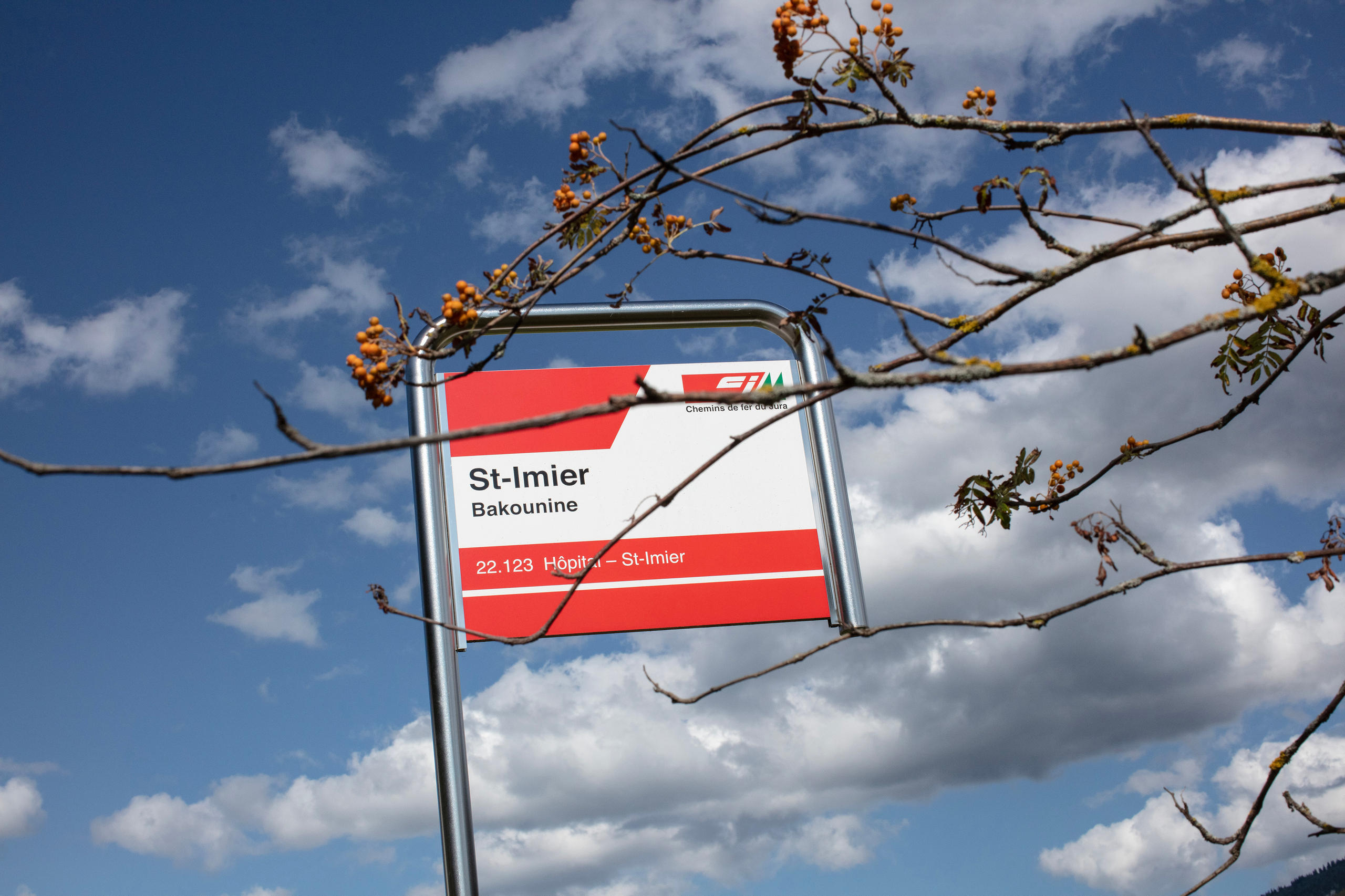 Busstation mit Aufschrift Bakunin