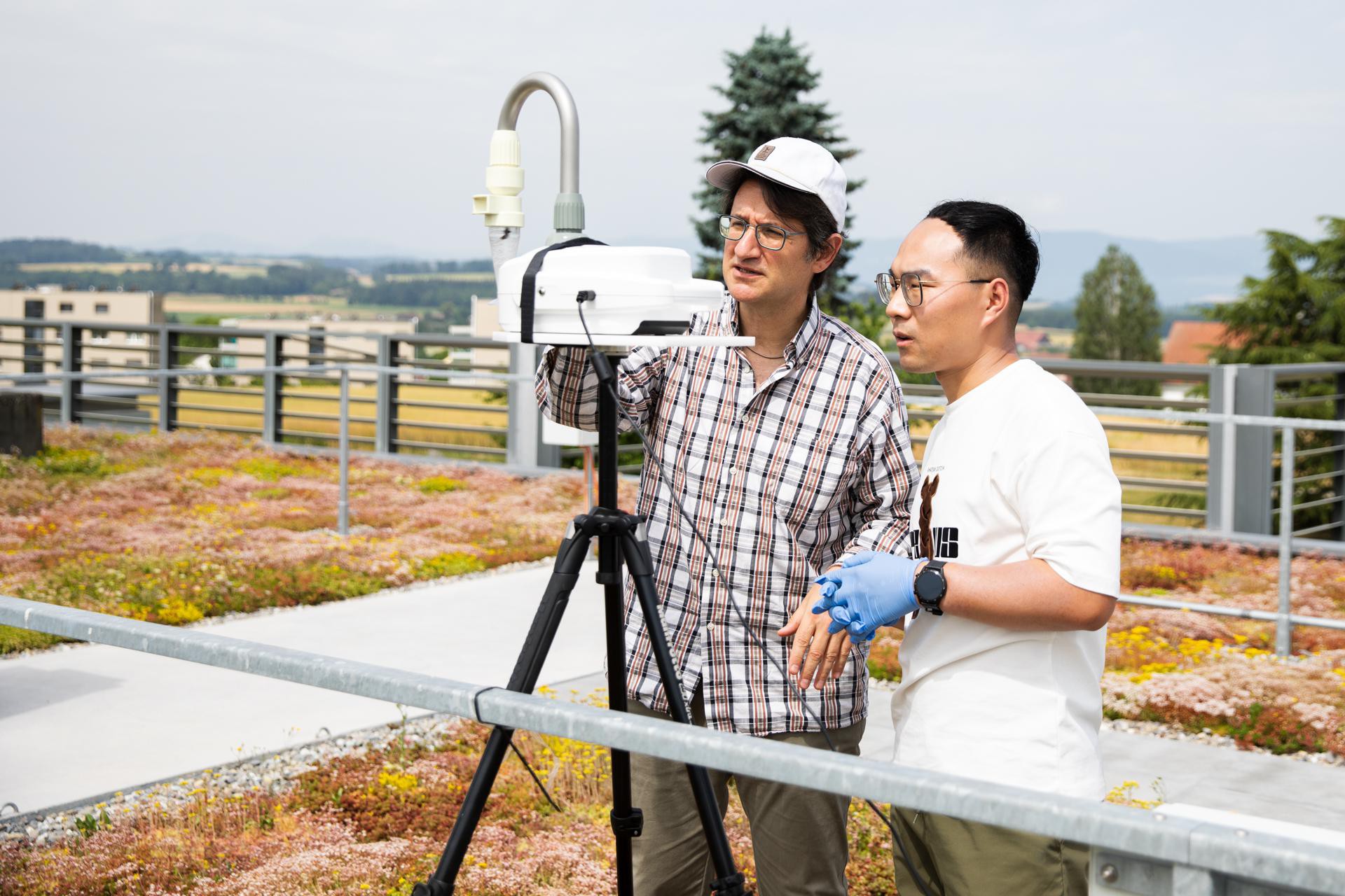 科研人员在沃州拜闫(Payerne)瑞士气象局的楼顶上研究花粉。