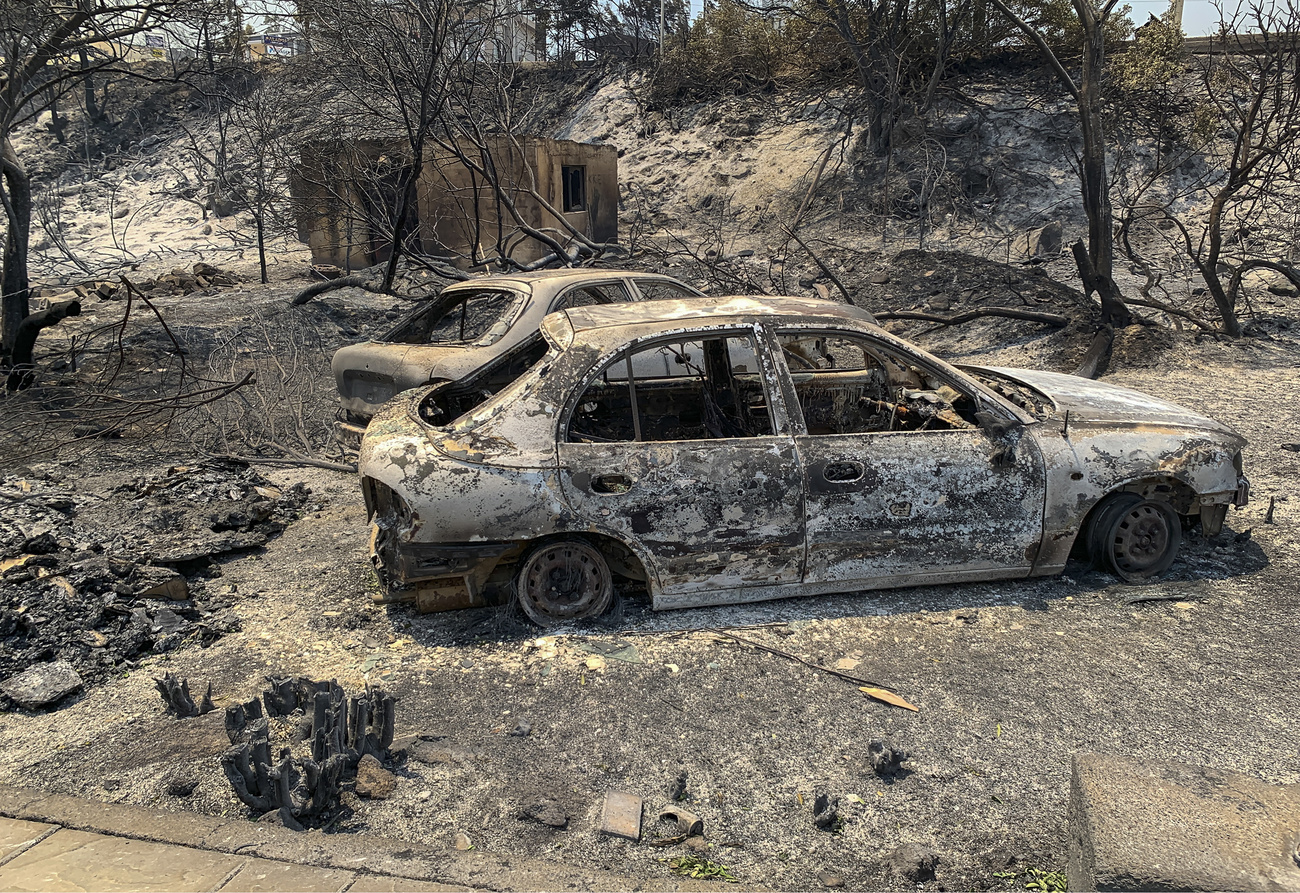 Coches y edificios destruidos por un incendio en Rodas