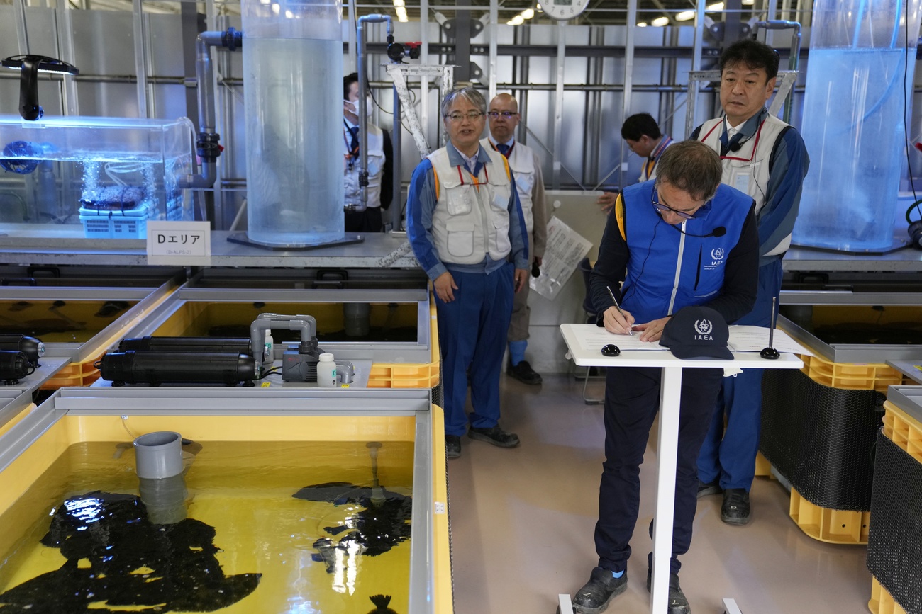 tre uomini all interno di fukushima