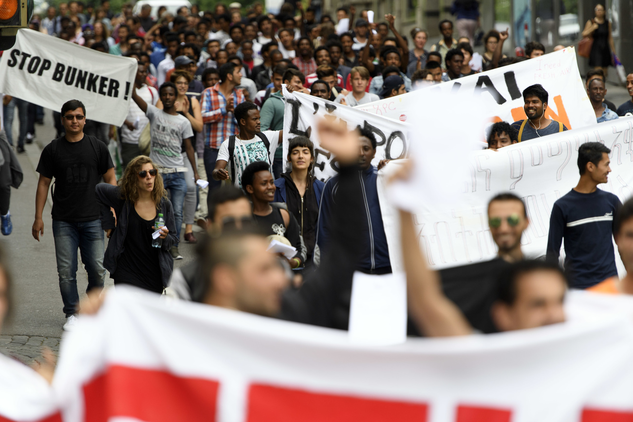 une manif contre l utilisation des abris pc pour les migrants