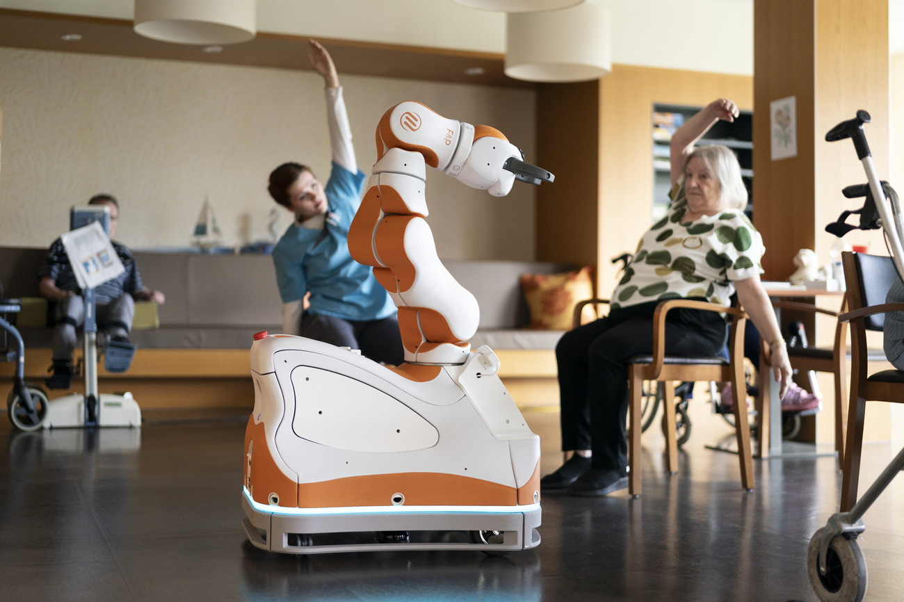 Il robot mentre fa far esercizi di ginnastica.