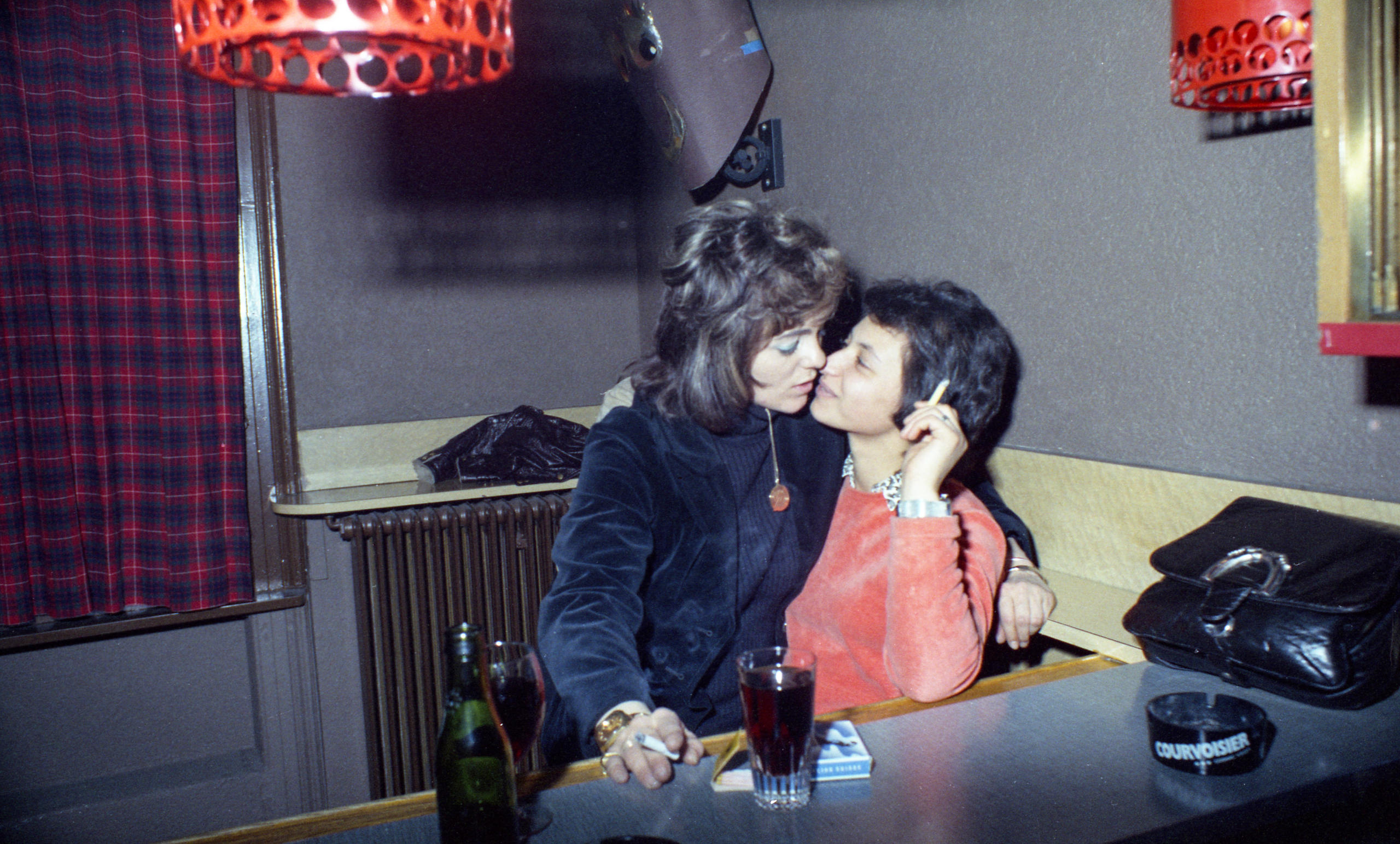 Liva Tresch fotografiert in der Barfüsser Bar in Zürich