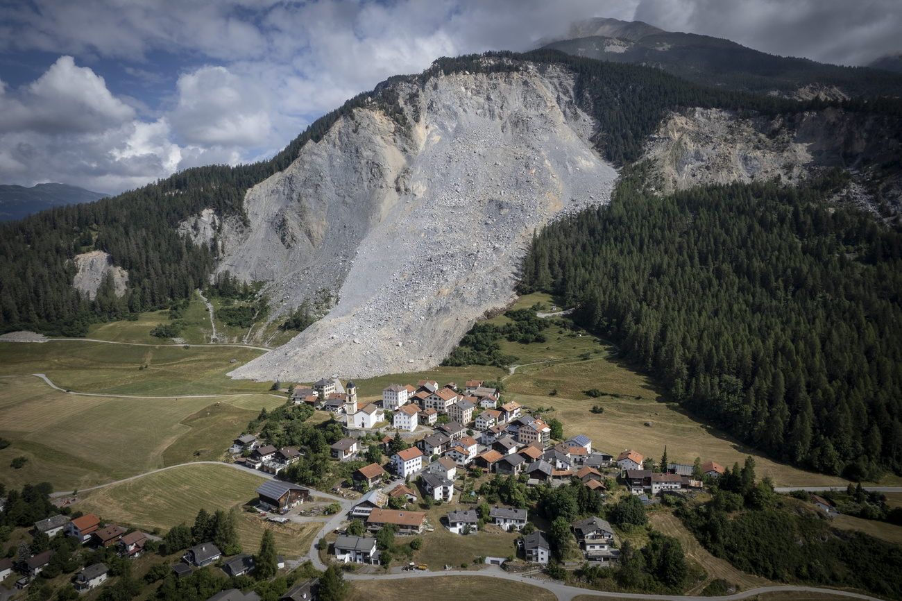 Desprendimiento de rocas amenazando el pueblo de Brienz en Suiza.