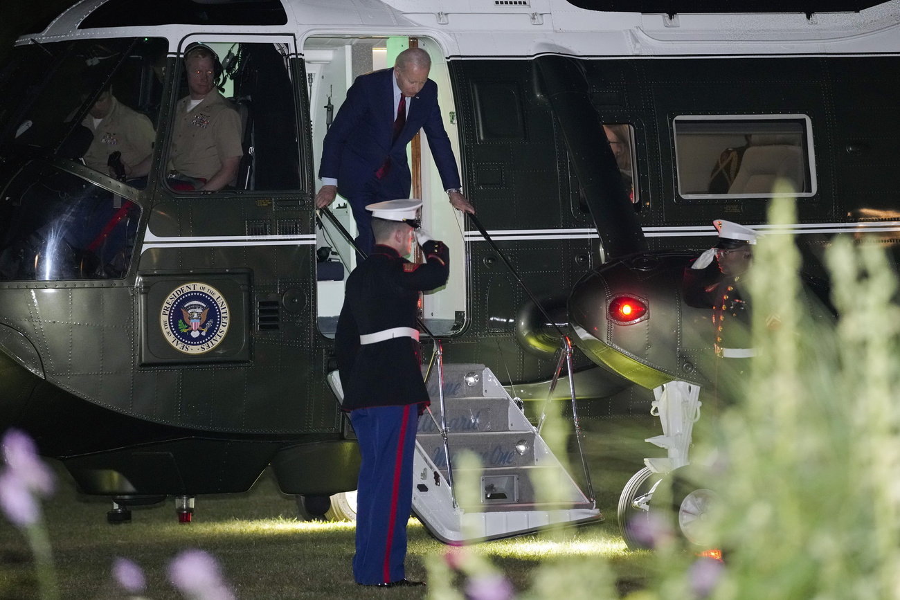 Il presidente statunitense Joe Biden scende dall Air Force One