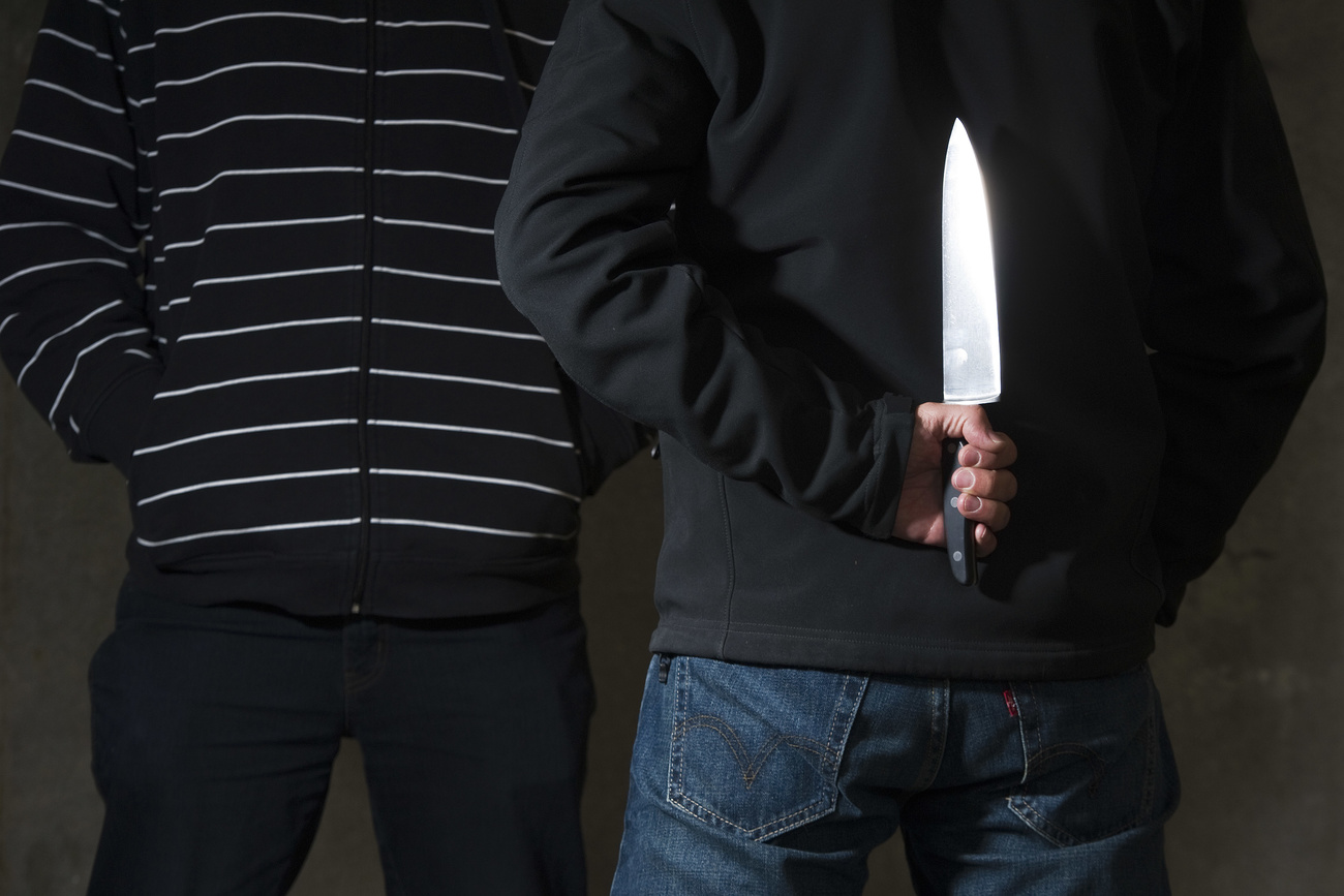 image d illustration: un homme portant un couteau