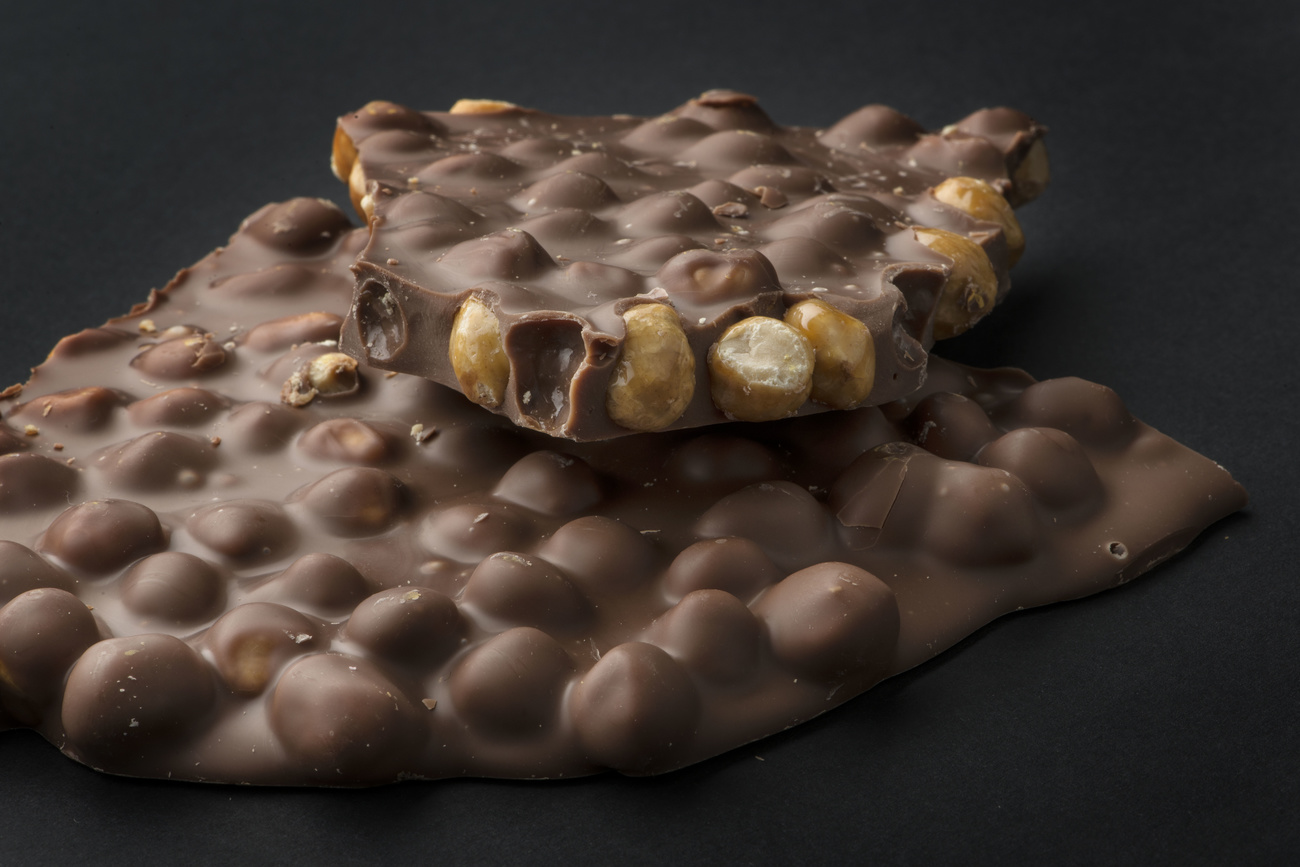 cioccolato al latte con nocciole intere