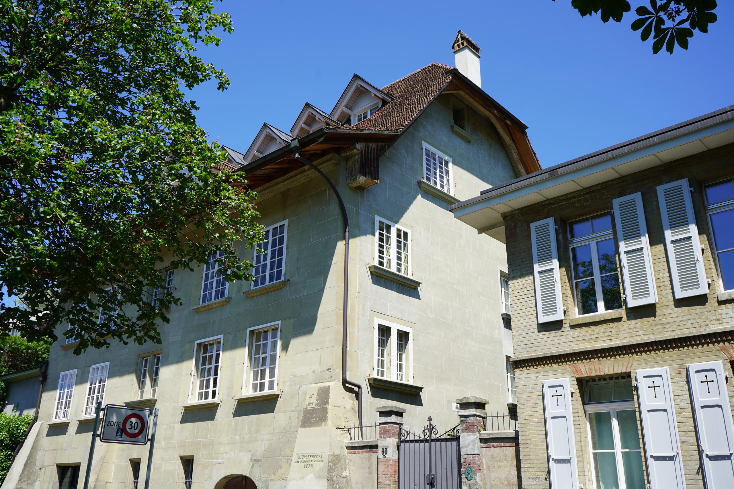 ベルンのシュテュラーハウスでは、10人が独立した7軒の居住空間に暮らす。共有空間もある。プライバシーと一体感が共存するこの共同住宅は、スイスの高齢者向け住宅として重要視されている