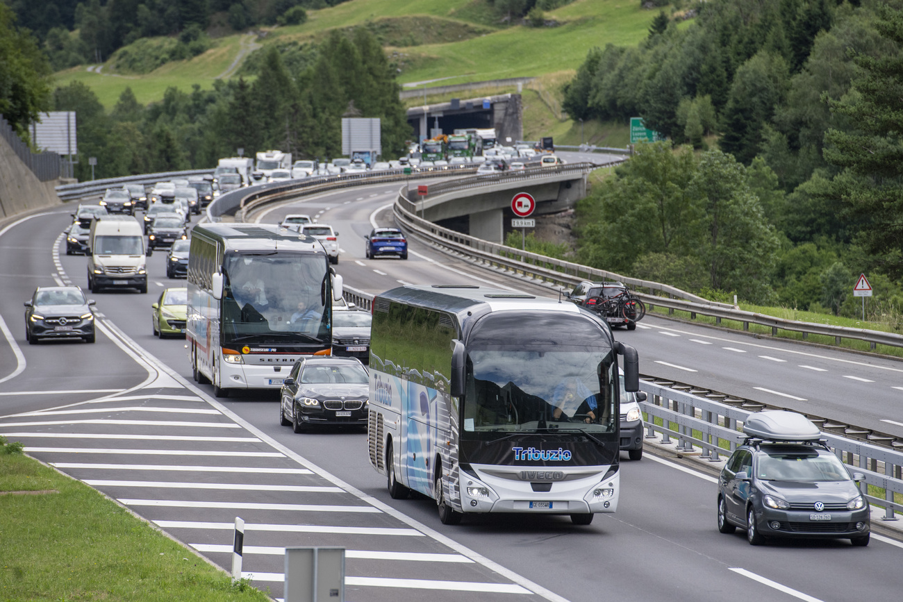 Autostrada A2 direzione Ticino con molte automobili in coda.