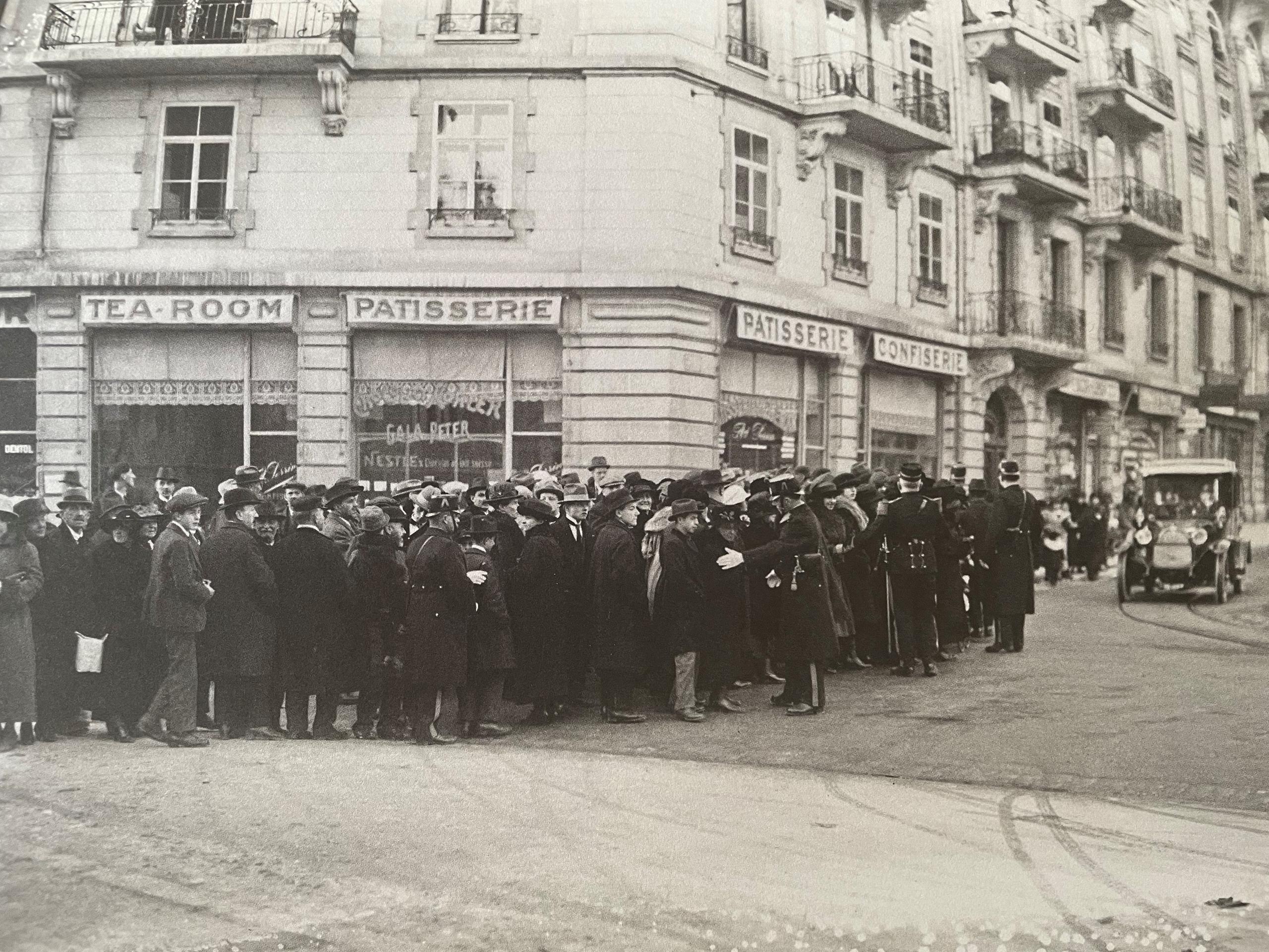 Menschenmenge in den Strassen von Lausanne 1923