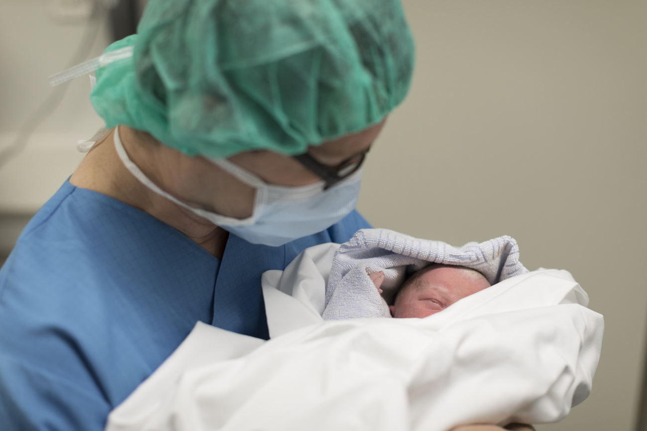 Donna con in braccio un neonato