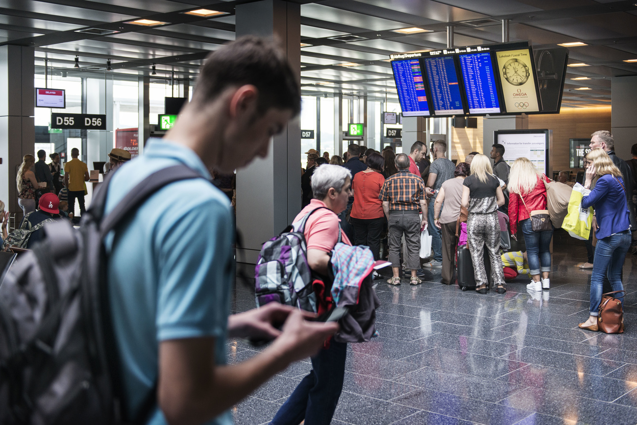 Coda di passeggeri all aeroporto di Zurigo