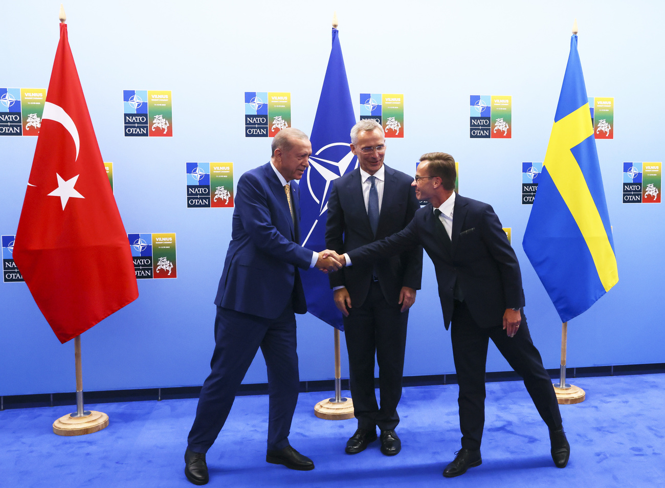 Erdogan con il segretario generale della NATO Stoltenberg e il primo ministro svedese Kristersson.