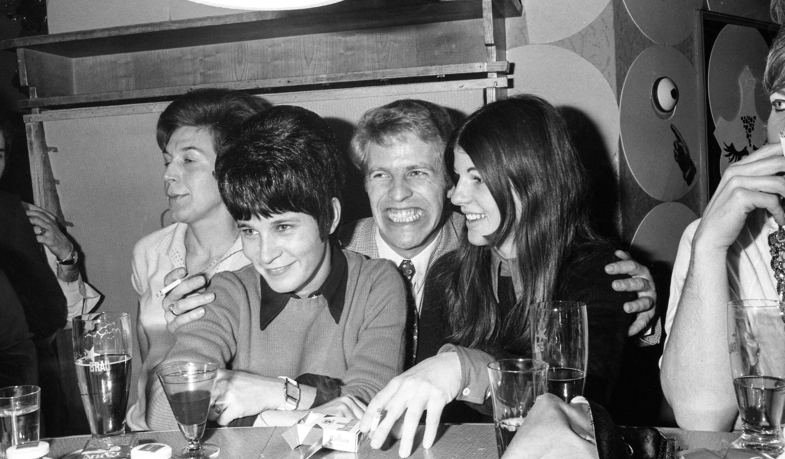 Liva Tresch fotografiert un der Barfüsser Bar in Zürich