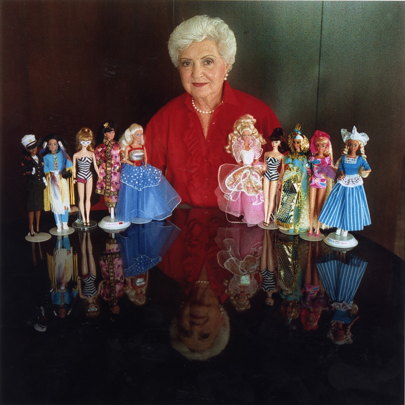Femme avec des poupées Barbies