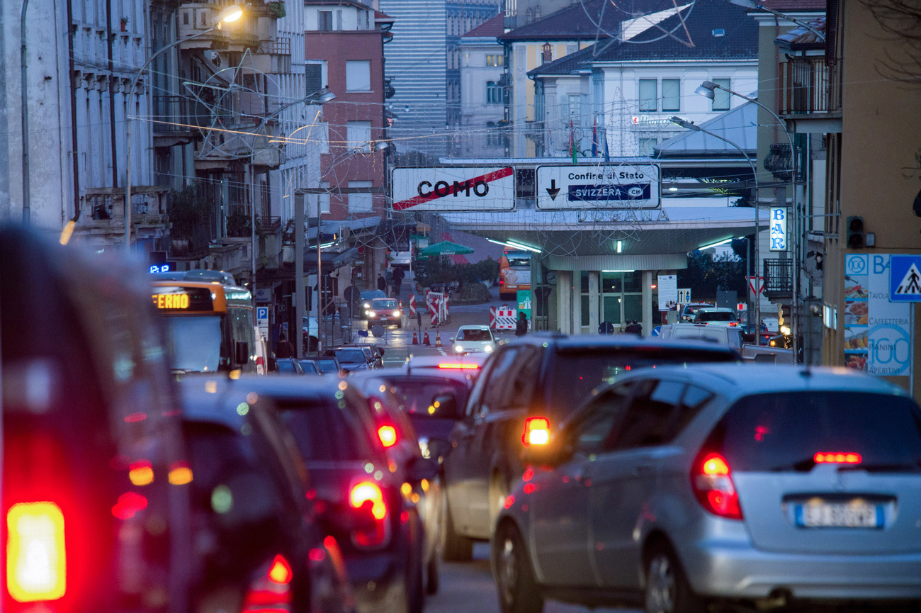 Auto in coda alla dogana di Ponte Chiasso.