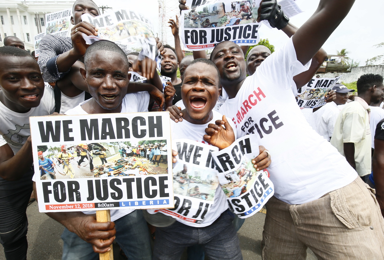 国際司法に内戦の犠牲者に対する正義を訴えるリベリアの市民たち