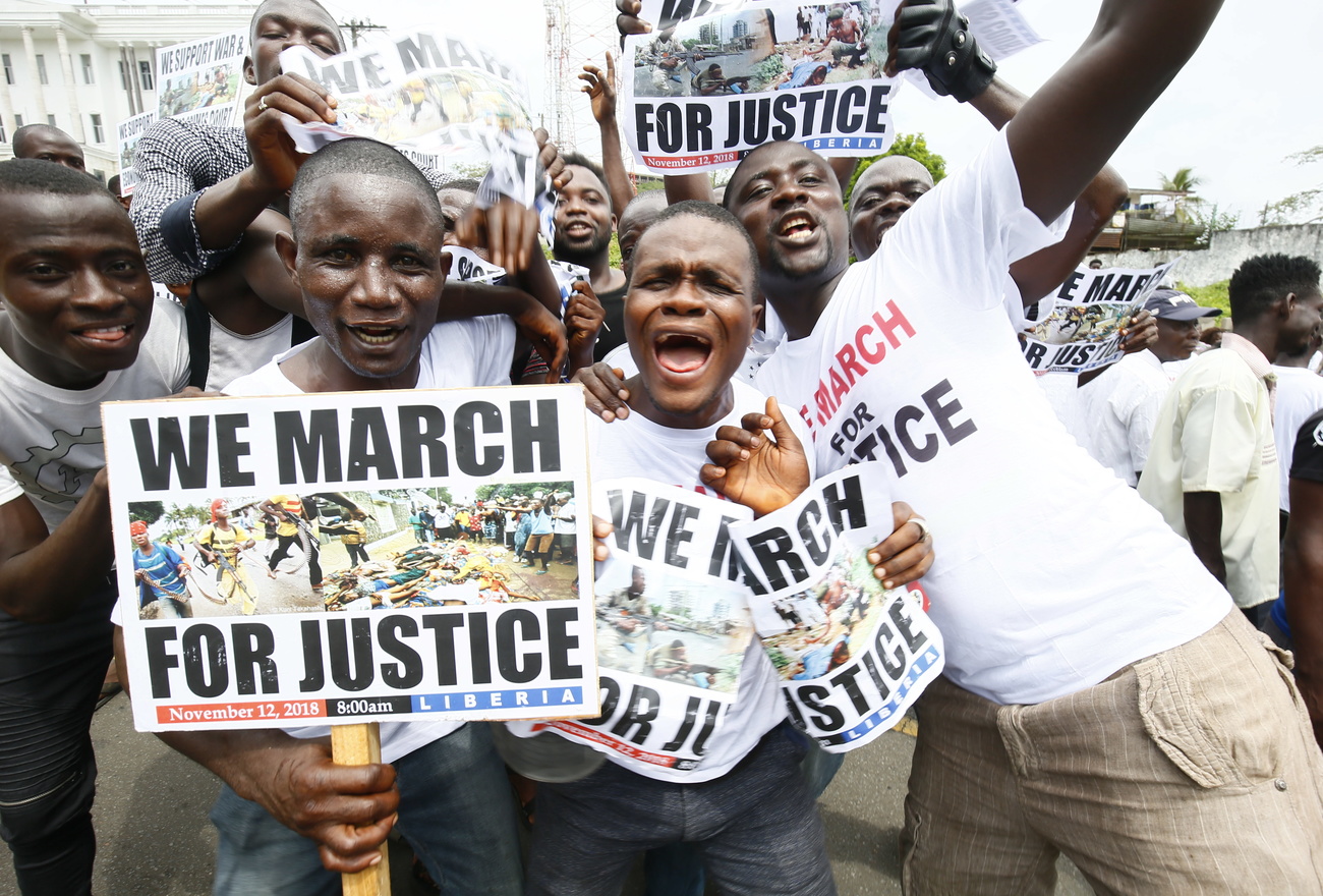 gente che manifesta in africa