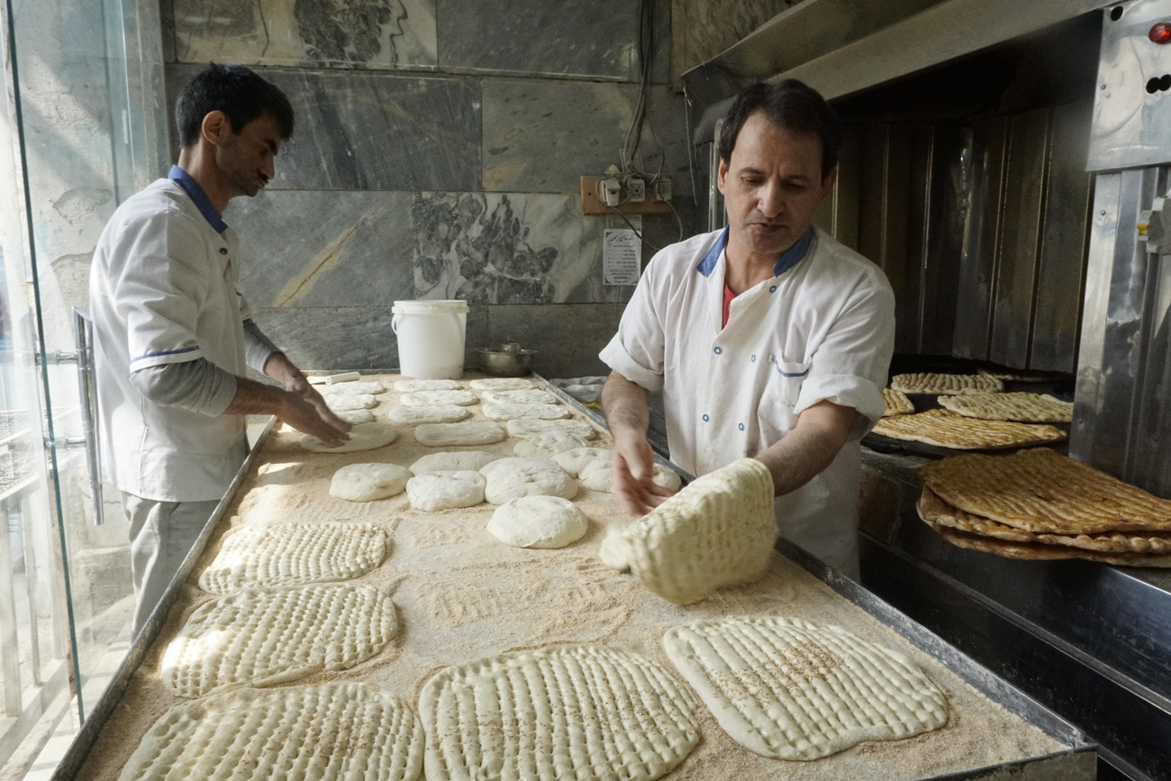 2019年，伊朗德黑蘭，麵包師在麵包店烘烤新鮮麵包。
