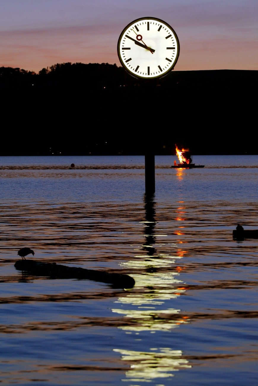 Tipico orologio di stazione ferroviaria svizzera, nel lago di Morat per Expo02
