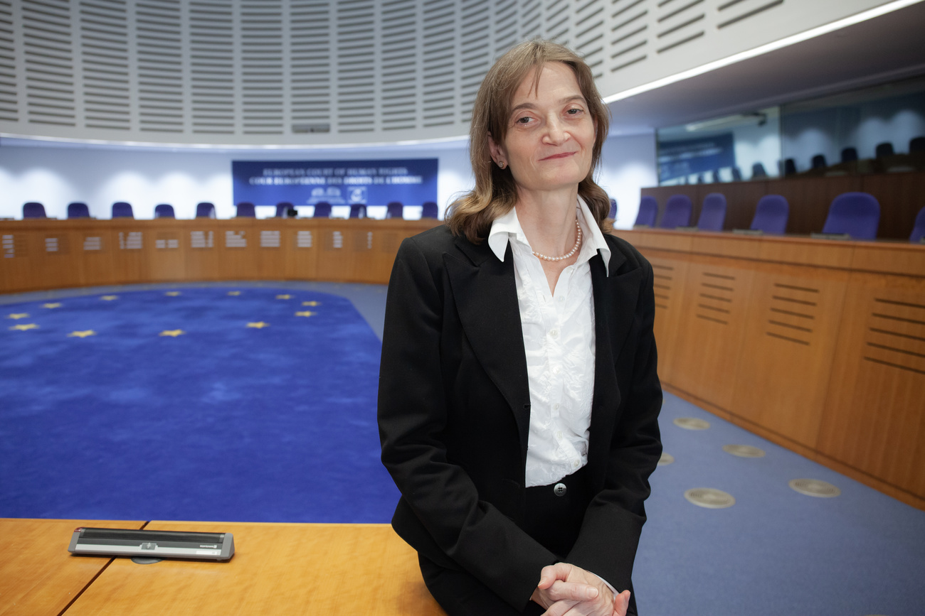 欧州人権裁判所の法廷に立つ女性